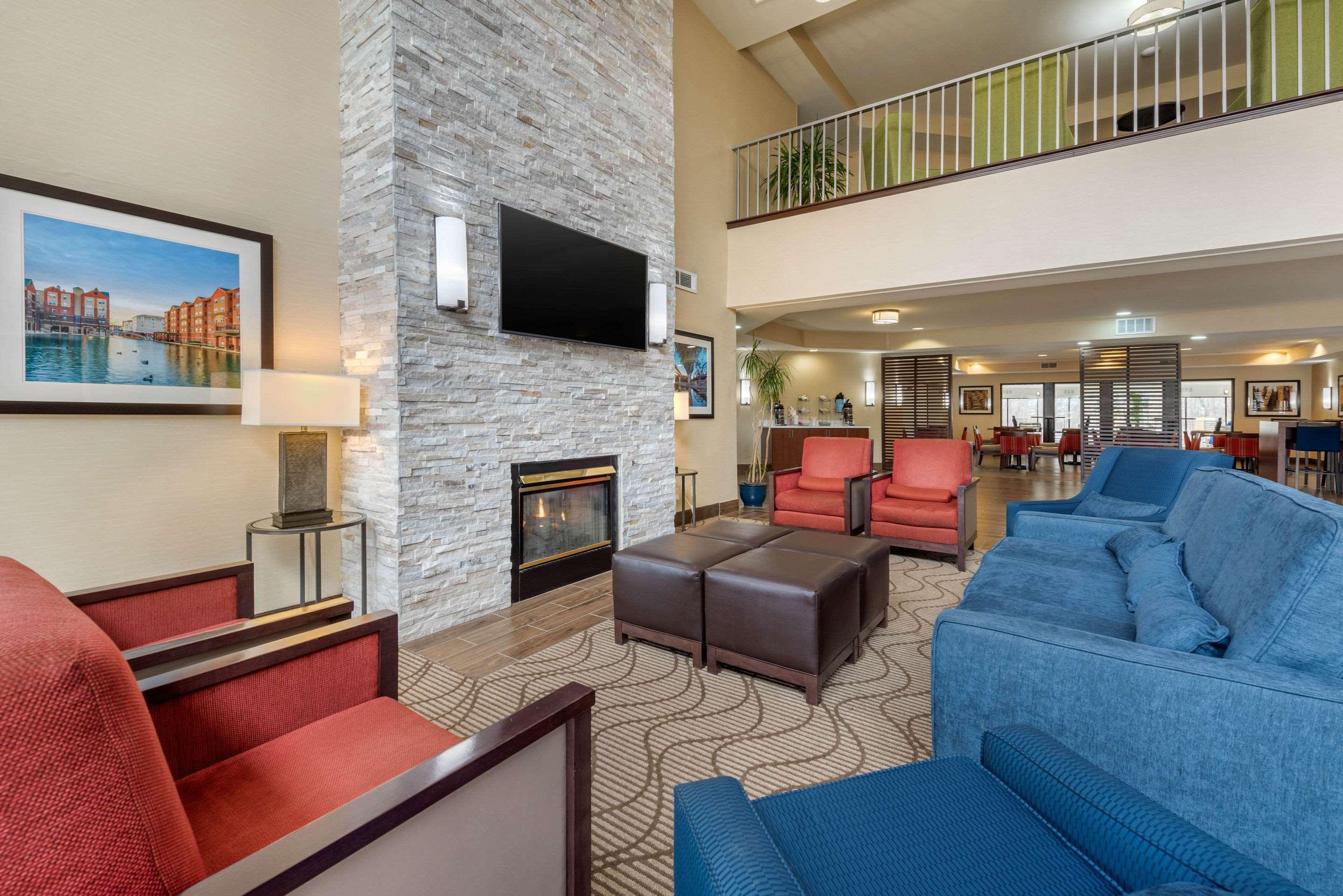 Comfort Suites Lafayette University Area Exterior photo