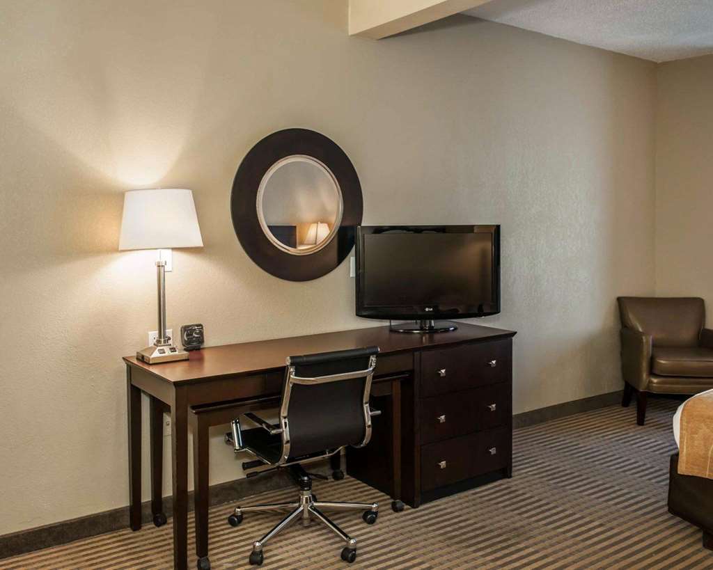 Comfort Suites Lafayette University Area Room photo